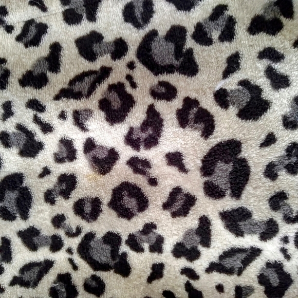 Oscar de la Renta Leopard Print Plush Robe - Picture 4 of 12